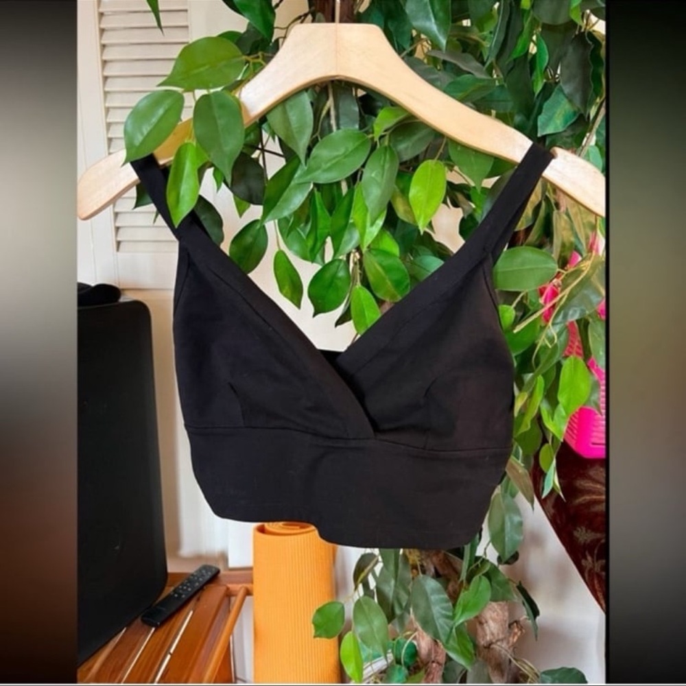 NVGTN Black V-Neck Crop Top